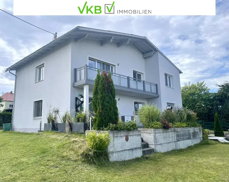 Wohnen &amp; Wohlfühlen – Modernes Haus mit Gartenidylle für zwei Familien