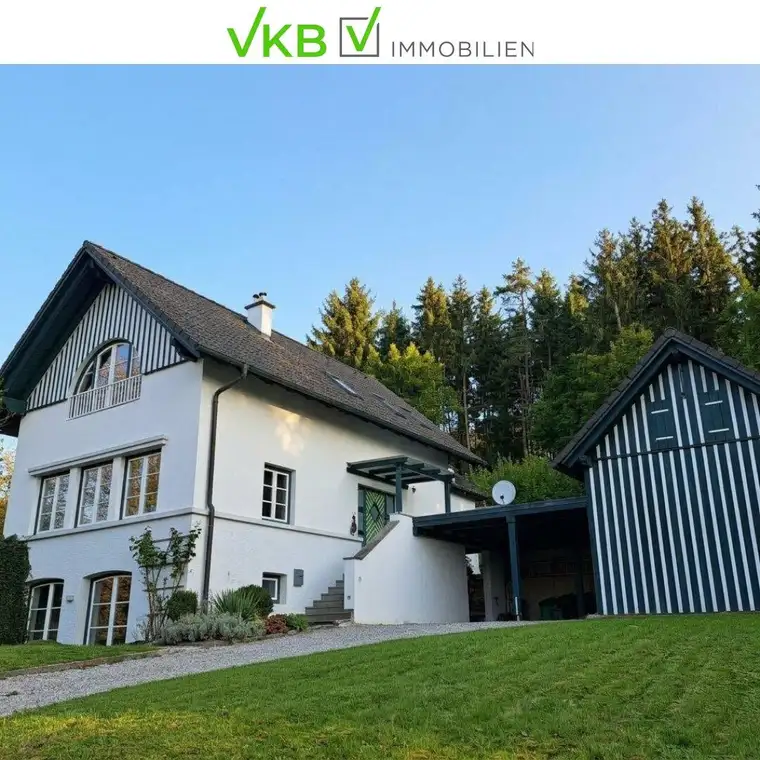 SEEWALCHEN AM ATTERSEE: Charmantes Wohnjuwel mit zusätzlichem Grundstück, Weinkeller &amp; Doppelcarport in begehrter Attersee-Lage!