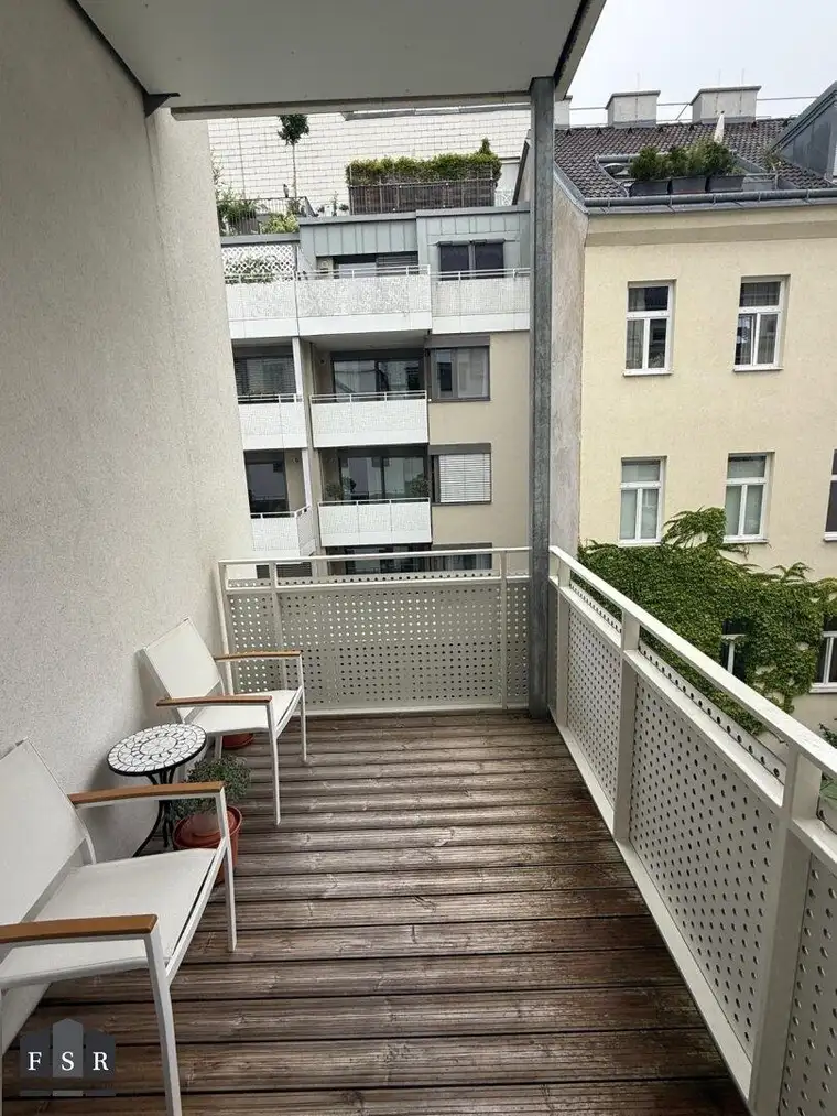 Alles da - Moderne und elegante Altbauwohnung mit Balkon in bester Lage + 1x Garagenplatz und Einbauküche im Preis inkludiert