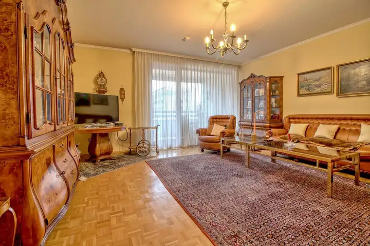 Zentral gelegene, repräsentative Eigentumswohnung mit Loggia und Garage
