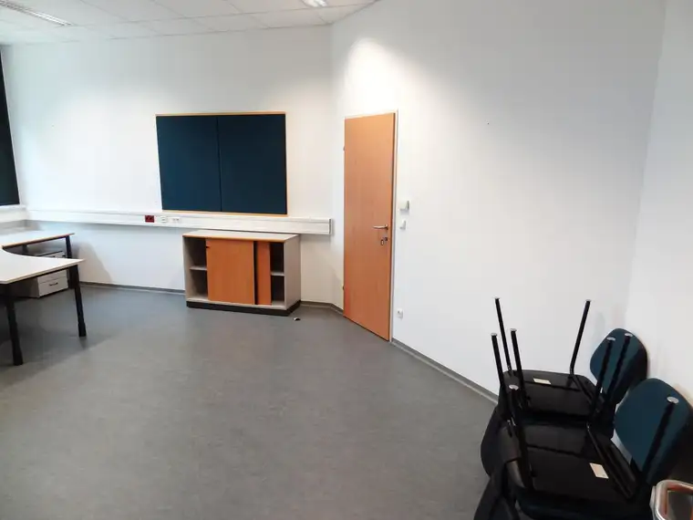Schöne, gepflegte und geräumige Bürofläche mit ausreichend Parkmöglichkeiten, direkt an der Grenze zu Ungarn ...!