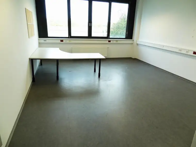 Schöne, helle Bürofläche mit ausreichend Parkmöglichkeiten, direkt an der Grenze zu Ungarn ...!
