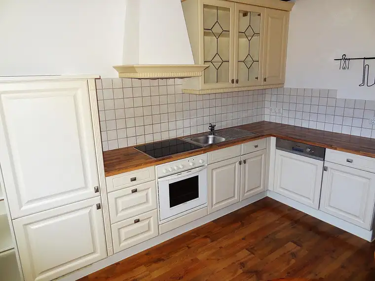 Schöne, gepflegte Wohlfühl-Wohnung am Stadtrand von Feldbach mit Loggia, Garage und traumhaftem Blick ins Grüne ...!