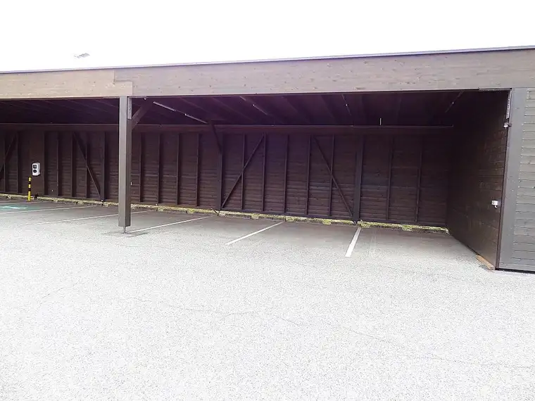 Großzügige und neuwertige Carport-Stellplätze mit guter Erreichbarkeit ...!