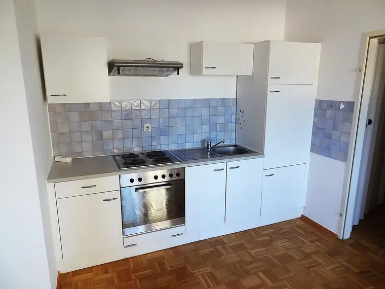 Gemütliche, kleine Mietwohnung mit großem Balkon und Parkplatz ...!