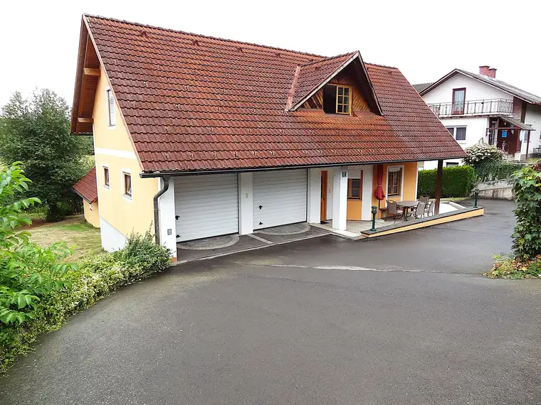 Schönes Ein- bzw. Zweifamilienhaus mit Doppelgarage und Photovoltaik- bzw. Solaranlage ...!