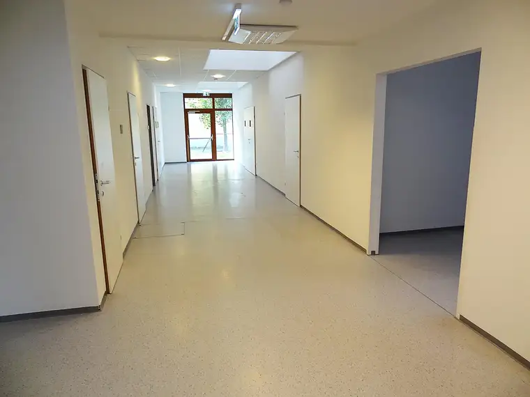 Wunderschöne, barrierefreie Büro-, Praxis- oder Gewerbefläche mit ausreichend Parkplätzen, in idealer Lage ...!