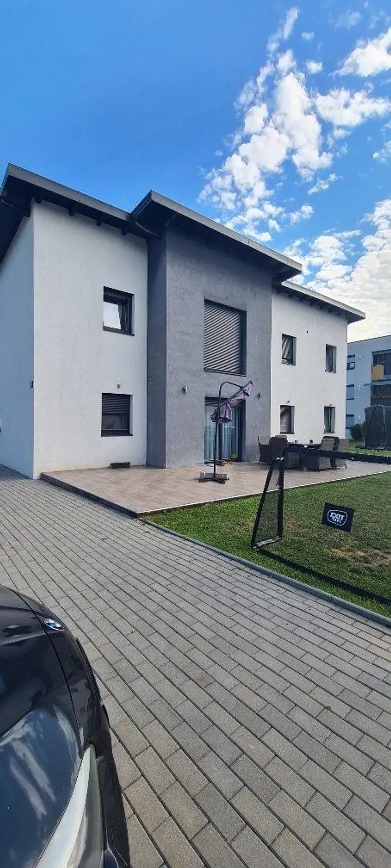 Schönes Mehrfamilienhaus in einer Neubausiedlung