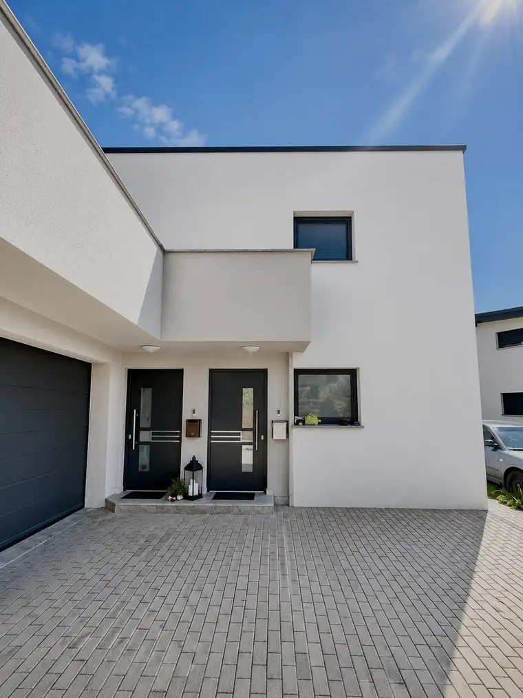 Neuwertige Obergeschosswohnung mit Dachterrasse und Gartenanteil 