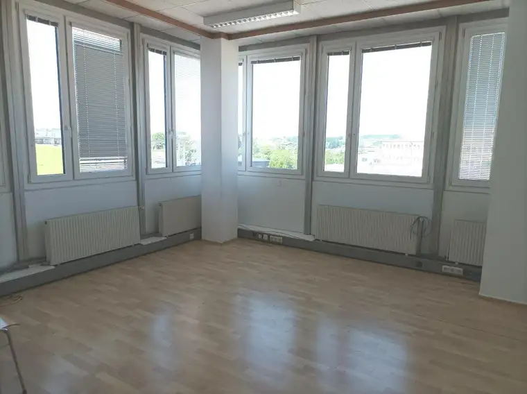 Helle Büroräume in verkehrsgünstiger Lage mit Parkmöglichkeit