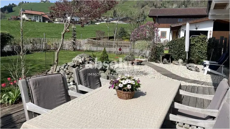 Attraktives, modernes Haus mit 2 Einheiten in sonniger Lage, großem Garten, Carport, PV-Anlage uvm