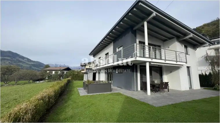 Modernes Mehrfamilienhaus in ruhiger Lage, unweit des Zentrums von St. Johann/Pongau. 2 x Carport