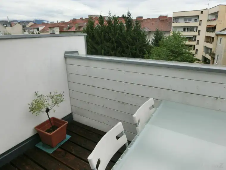 Nähe Innenstadt, schöne DG Maisonette in einem sanierten Altbauhaus mit Balkon und Schloßbergblick