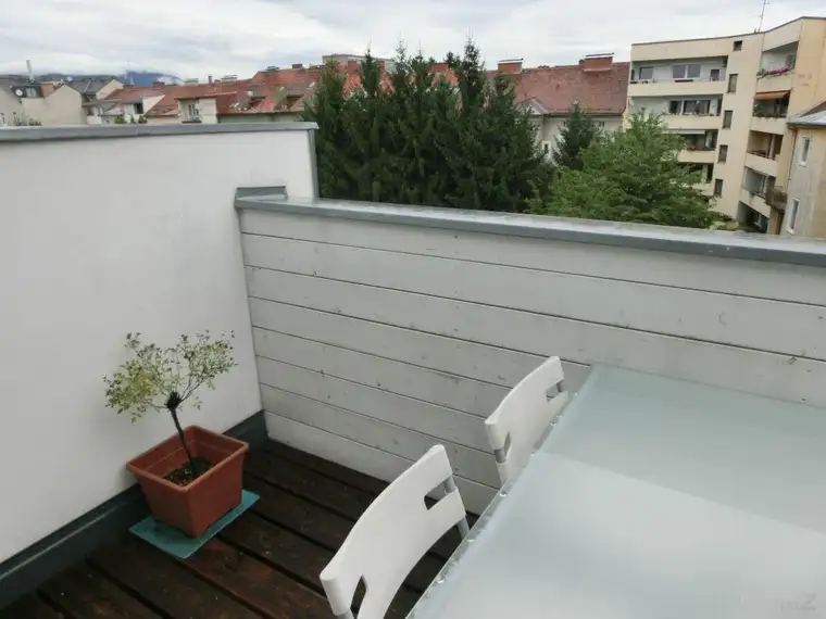 Nähe Innenstadt, schöne DG Maisonette in einem sanierten Altbauhaus mit Balkon und Schloßbergblick