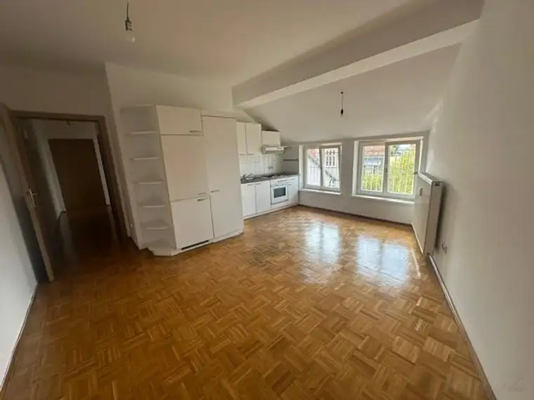 Schillerplatz nähe, entzückende 3 Zimmer DG -Wohnung, optimal für eine 2 er WG mit traumhaften Rundumblick