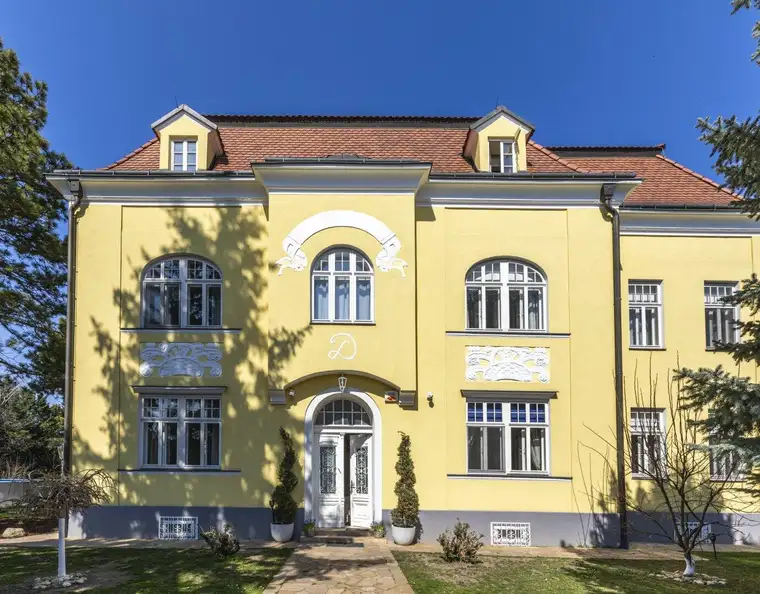 Elegantes Herrenhaus mit weitläufigem Naturgarten Nahe der Stadtgrenze Wien