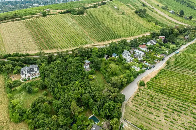Premium-Lage am Nussberg: Baugrundstück mit genehmigter Doppelhaushälfte