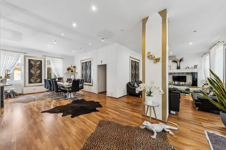 Helle Altbauwohnung mit großzügiger, privater Terrasse