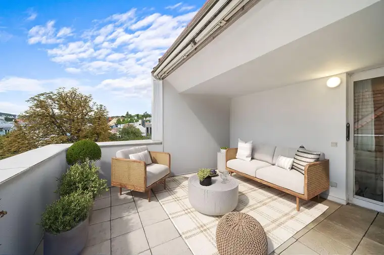 Möblierte Dachgeschosswohnung mit sonniger Terrasse