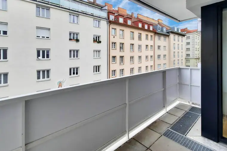 City center: Zwei-Zimmer-Wohnung mit Balkon
