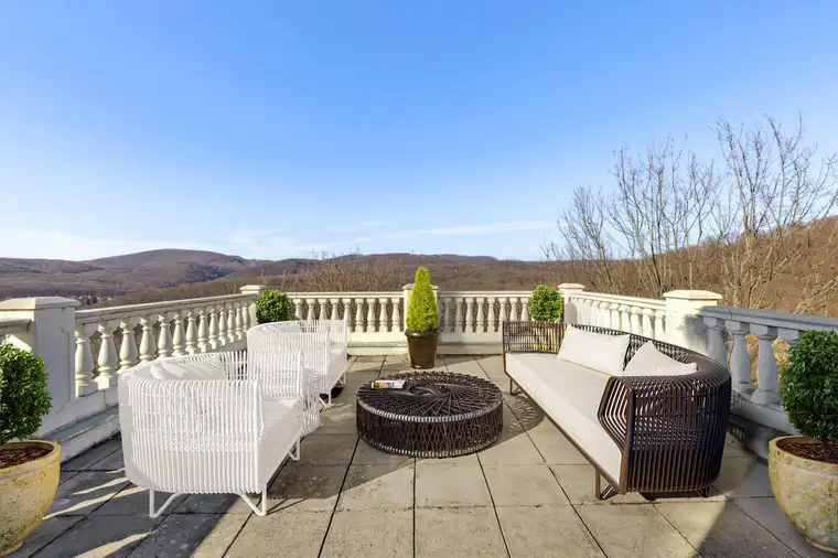 Opulent ausgestattete Luxusvilla mit zauberhaftem Ausblick in exklusiver, erhöhter Lage von Penzing