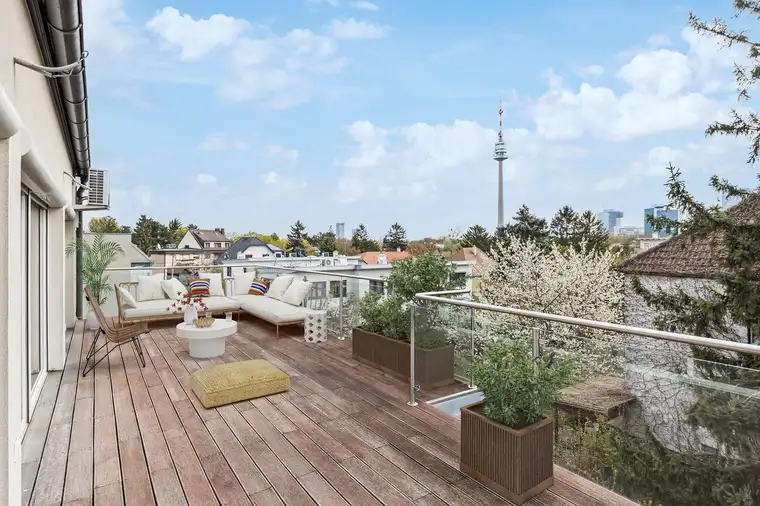 Neuwertiges Reihenhaus mit vier Schlafzimmern, Eigengarten und Carport