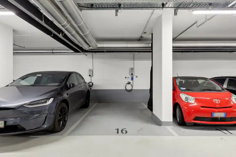 PKW-Stellplatz im modernen Tower beim Belvedere – mit E-Ladestation