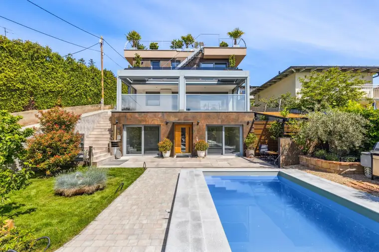 Modernes Design trifft auf Wiener Weitblick – Stilvolles Zuhause mit Dachgarten &amp; Pool in Ruhelage am Wilhelminenberg