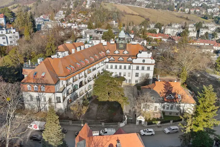 Vom Traum zum Lebensstil: Sonniges Altbaujuwel mit Edelstahl-Pool, privatem Park und Wellness-Oase