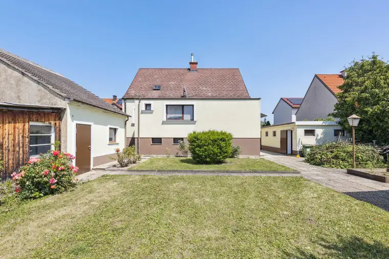Renovierungsbedürftiges Einfamilienhaus mit 3 Zimmern, West-Ausrichtung und großem Garten