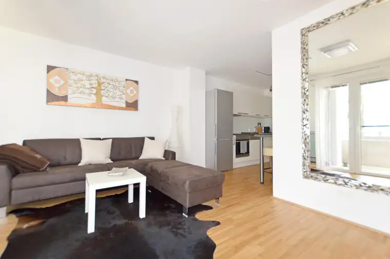 Top Lage: Stylisch möblierte Loggia-Wohnung