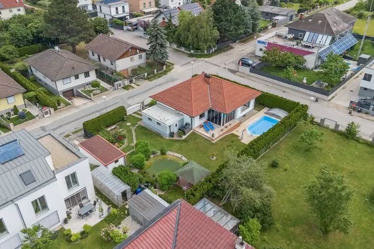 Lebenslanges Wohnrecht! 
Gepflegtes Einfamilienhaus mit Pool, Wintergarten und Gartenparadies in Ruhelage