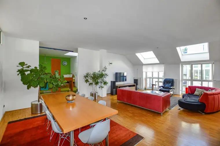 Großzügig und hell: DG-Wohnung mit Balkon in Hofruhelage