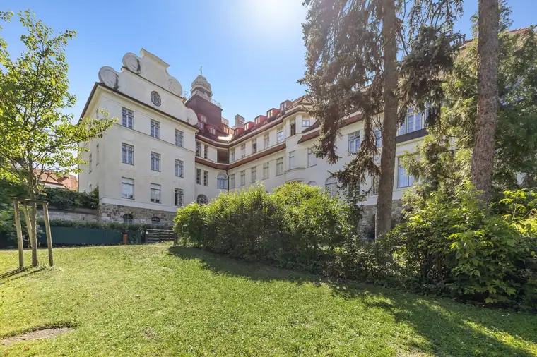 Stilvolle Rarität: Altbauresidenz mit Edelstahlpool, Privatpark und Spa-Bereich