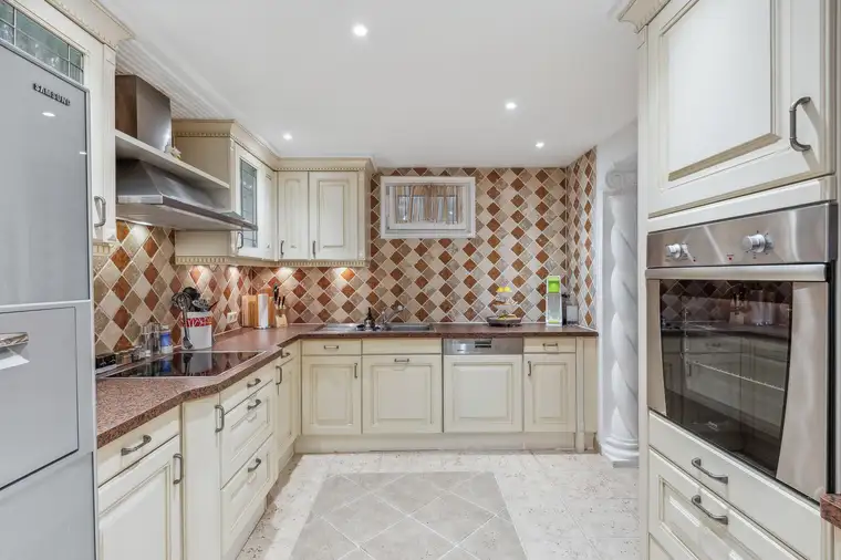 Opulent ausgestattete Luxusvilla mit zauberhaftem Ausblick in exklusiver, erhöhter Lage von Penzing