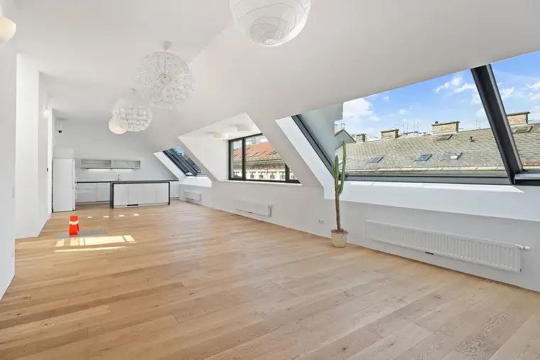 Luxuriöse 3-Zimmer-Dachgeschosswohnung mit exklusivem Flair nähe Kutschkermarkt