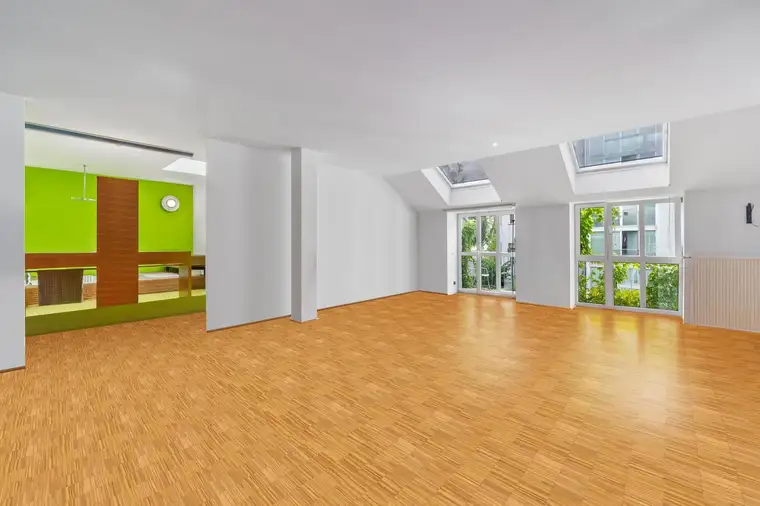 DG-Wohnung mit Balkon und Potential in Hofruhelage