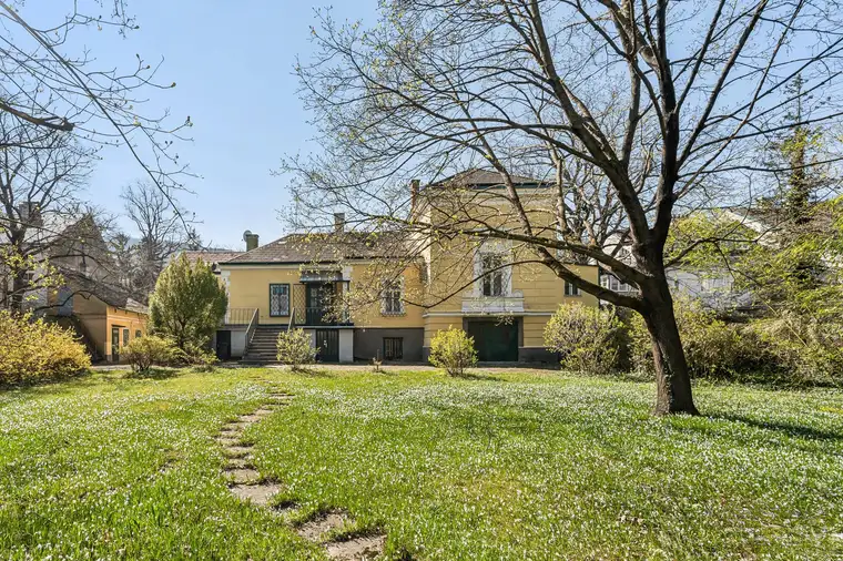 Historische Villa mit traumhaftem Grundstück