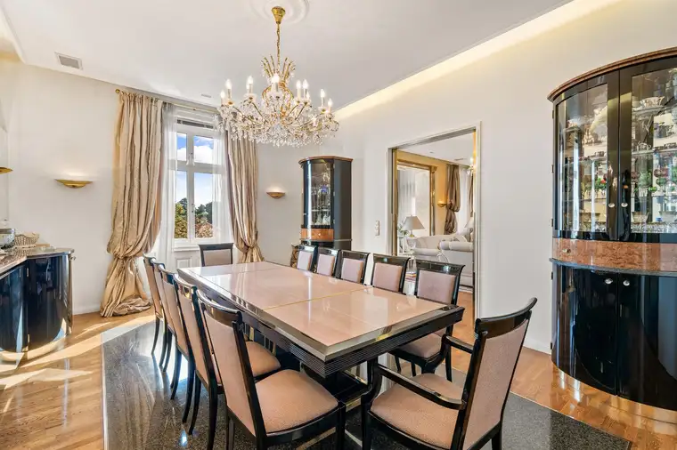 Einzigartiger Blick auf das Belvedere: Repräsentative und großzügige Altbauwohnung