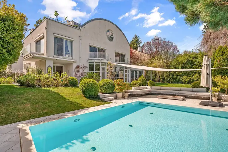 Haus-Feeling! Luxuriöse Residenz mit ca. 1.050 m² großem Garten mit Pool, Spa &amp; Weitblick auf die Weingärten Wiens