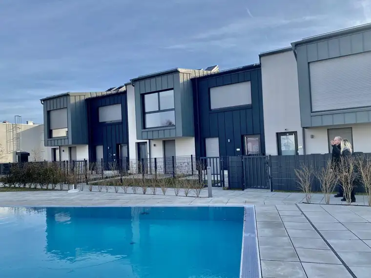 !!! JETZT ZUGREIFEN !!! Exklusives Maisonette Reihenhaus mit luxuriösem SPA und großzügigen In-und Outdoor-Pools zum Wohnen mit Urlaubsfeeling oder als Anlageobjekt für "airbnb"