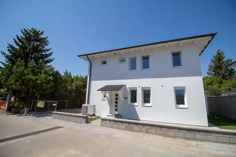 "Perfekt für Familien: ERSTBEZUG - Einfamilienhaus in Wien Nähe mit Schnellbahnanschluss"