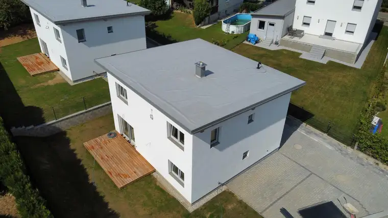 NEUBAU in nachhaltiger Holzmassivbauweise mit Photovoltaikanlage - belagsfertig