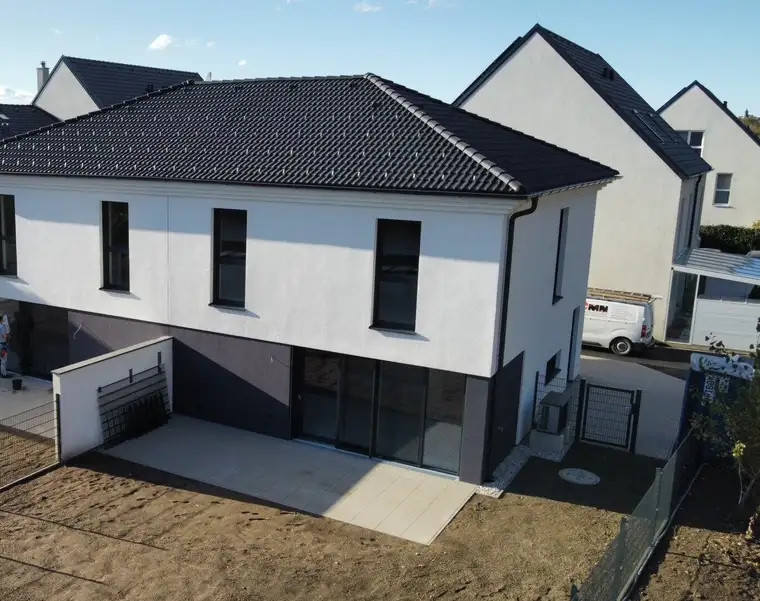 Energieeffiziente Doppelhaushälfte inkl. Photovoltaikanlage und Luftwärmepumpe – Haus links