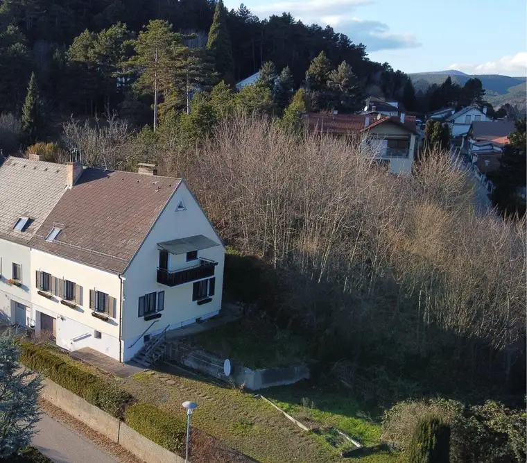 teilsaniertes Doppelhaus mit Keller und Garage auf schönem großem Grundstück zu verkaufen
