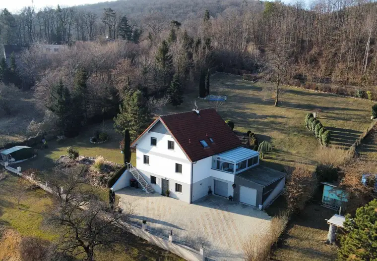 LAGE LAGE LAGE - gepflegtes Wohnhaus mit Vollkeller und Garagen auf traumhaftem Grundstück am Waldrand mit Fernblick zu verkaufen