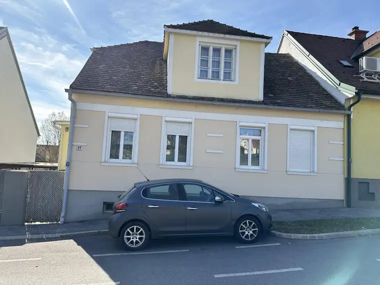 stilvolles Einfamilienhaus mit Carport und schönem Garten zu verkaufen