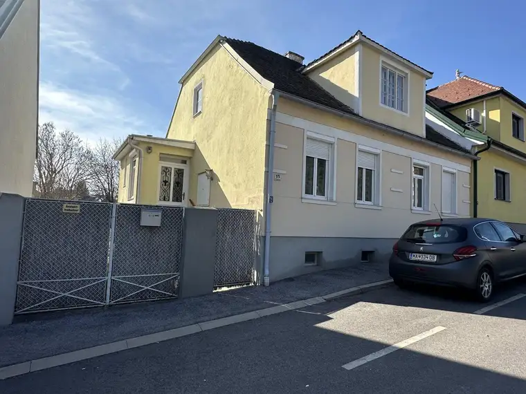 stilvolles Einfamilienhaus mit Carport und schönem Garten zu verkaufen