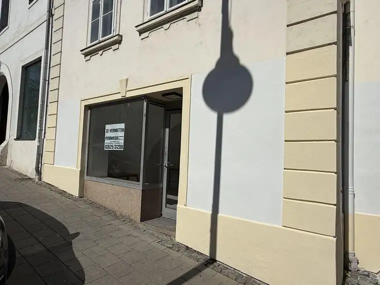 Geschäftslokal mit schönem Gewölbe in stark frequentierter Lage am Domplatz zu vermieten