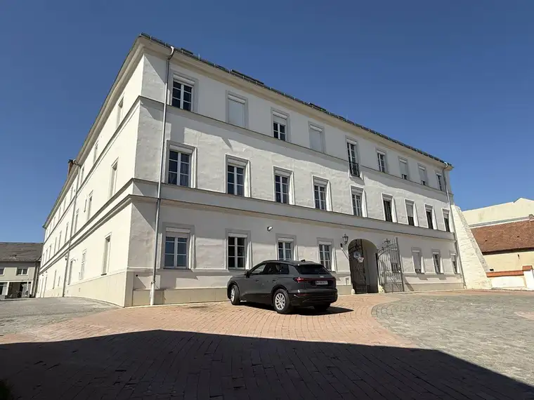 adaptierte Ordination bzw. Büro in einem wunderschönen historischen Gebäude mit eigenem Eingang zu vermieten